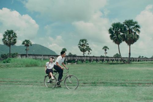 Cánh đồng thốt nốt An Giang thu hút nhiều du khách đến check-in sau khi xuất hiện trong MV Thiên đường với người thương vừa ra mắt của Phương Mỹ Chi. Trong MV, nơi này hiện lên như một phần gắn liền với cuộc sống và tình cảm của đôi nhân vật chính. Ngoài đời, cây thốt nốt cũng đóng vai trò quan trọng với đời sống của người dân nơi đây. Ảnh: Phi Thông, Phương Mỹ Chi.