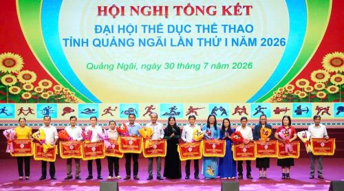 Ban Tổ chức trao tặng Cờ cho 13 đơn vị tổ chức tốt Đại hội Thể dục thể thao cấp cơ sở và tham gia hiệu quả Đại hội