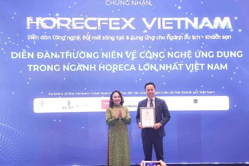 Bà Đỗ Thị Hồng Xoan, Chủ tịch Liên Chi hội Khách sạn Việt Nam trao chứng nhận công nhận HORECFEX VIETNAM là “Diễn đàn thường niên về công nghệ ứng dụng trong ngành HORECA lớn nhất Việt Nam”