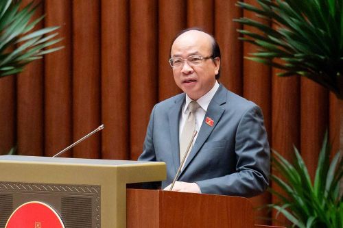 Chủ nhiệm Ủy ban Pháp luật và Tư pháp Phan Chí Hiếu trình bày báo cáo thẩm tra tóm tắt