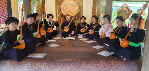 Các học viên sẽ được nghệ nhân Hoàng Khắc Sẽ, người có nhiều kinh nghiệm và am hiểu về đàn Tính, trực tiếp truyền dạy