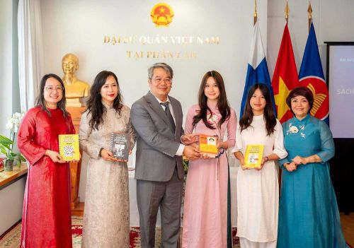 Trao tặng sách tiếng Việt, góp phần gìn giữ tiếng mẹ đẻ tại Phần Lan