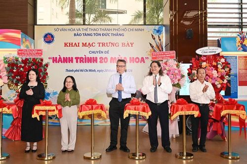 Các đại biểu thực hiện nghi thức cắt băng khai mạc trưng bày
