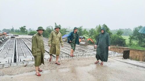 Lực lượng chức năng kiểm tra hiện trường