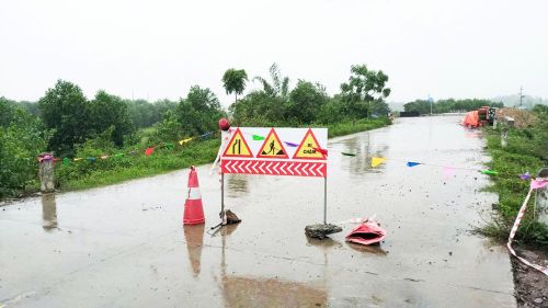 Biển cảnh báo được đặt trên tuyến đề nghị người dân không đi vào khu vực nguy hiểm