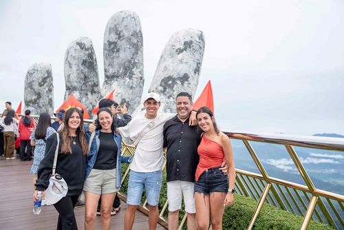 Du khách quốc tế check-in Cầu Vàng, Đà Nẵng