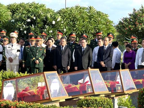Lãnh đạo Tỉnh ủy, HĐND, UBND, Ủy ban MTTQ tỉnh; đại diện các tổ chức chính trị - xã hội, lực lượng vũ trang tỉnh; cùng đông đảo cán bộ, chiến sĩ, nhân dân và thân nhân các liệt sĩ tỉnh Khánh Hòa viếng các anh hùng liệt sĩ