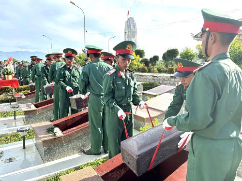 Nghi thức hạ huyệt đưa các Anh hùng liệt sĩ trở về trong vòng tay của Tổ quốc, nhân dân và thân nhân