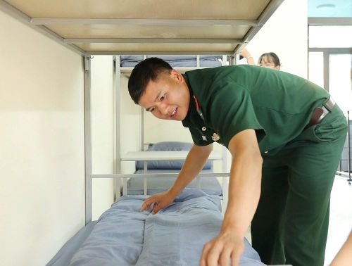 Những ngày này, khi năm học mới đang đến gần, từng lớp học được hoàn thiện, từng chiếc giường nội trú được sắp đặt và khuôn viên trường ngày một sạch đẹp hơn