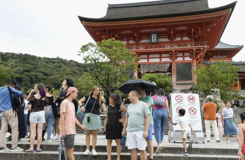 Khách du lịch tại Kyoto, Nhật Bản. Ảnh: Kyodo/TTXVN