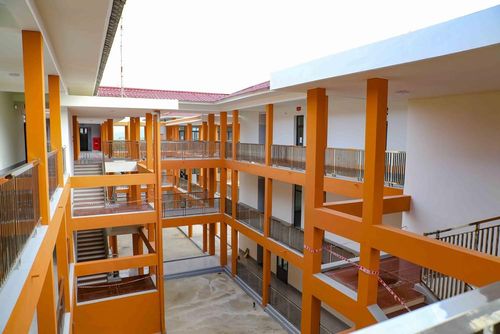 Hệ thống hành lang, cầu thang và các phòng học được thiết kế liên hoàn trong khuôn viên Trường Phổ thông dân tộc nội trú liên cấp Tiểu học và Trung học cơ sở xã Thanh Nưa. Ảnh: Xuân Tư - TTXVN