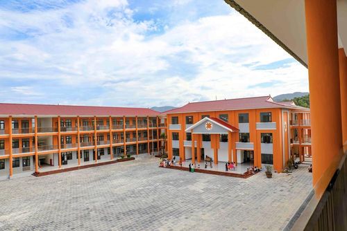 Khuôn viên Trường Phổ thông dân tộc nội trú liên cấp Tiểu học và Trung học cơ sở xã Thanh Nưa. Ảnh: Xuân Tư - TTXVN