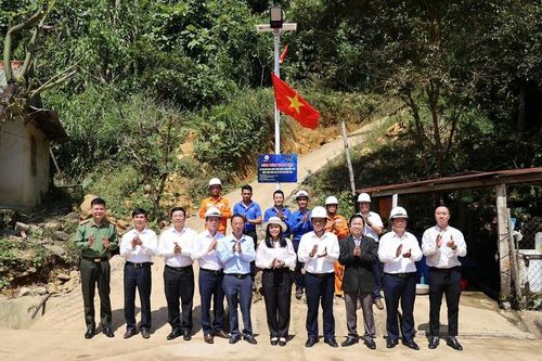 EVNCPC trao công trình đèn chiếu sáng năng lượng mặt trời tại các tuyến đường dân sinh của xã Trà Vân, TP. Đà Nẵng.