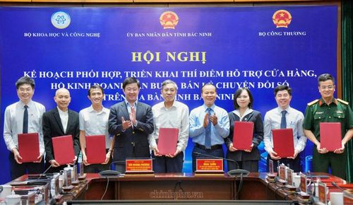 Trao Thoả thuận hợp tác triển khai thí điểm hỗ trợ cửa hàng, hộ kinh doanh bán buôn, chuyển đổi số trên địa bàn tỉnh Bắc Ninh - Ảnh: chinhphu.vn/TG