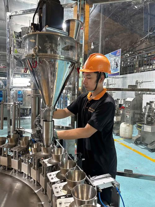 Tại Công ty Cơ khí Anpha (Thành phố Hồ Chí Minh), yêu cầu an toàn gắn trực tiếp với từng thao tác của người lao động. (Ảnh: NGỌC SƠN)