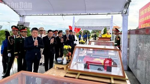 Các đồng chí lãnh đạo tỉnh Khánh Hòa viếng các Anh hùng liệt sĩ.
