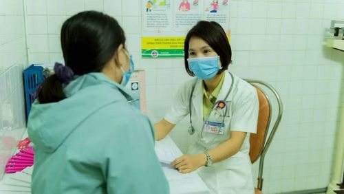 Cán bộ y tế tư vấn cho phụ nữ trong độ tuổi chủ động dự phòng, sàng lọc để đẩy lùi bệnh ung thư vú, ung thư cổ tử cung. (Ảnh: ĐỖ THỦY)