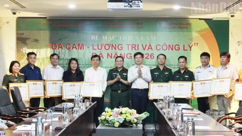 Ban tổ chức khen thưởng, ghi nhận sự đóng góp tích cực của 12 tập thể, 20 cá nhân. (Ảnh: THANH TÂM)