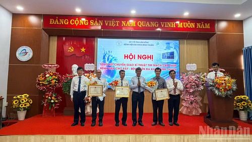 Lãnh đạo tỉnh trao tặng bằng khen cho cá nhân, tập thể Bệnh viện Chợ Rẫy.