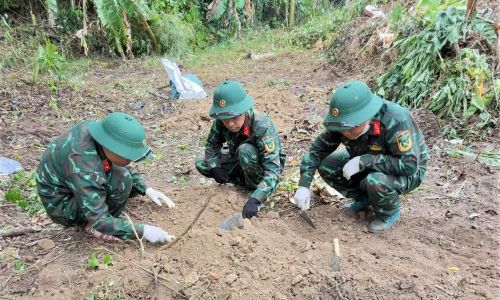 Đội 584 tiếp tục mở rộng phạm vi tìm kiếm. (Ảnh: Xuân Diện)