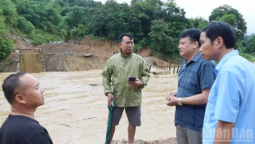 Cán bộ xã Yên Hòa kiểm tra mức độ thiệt hại. (Ảnh: CSCC)