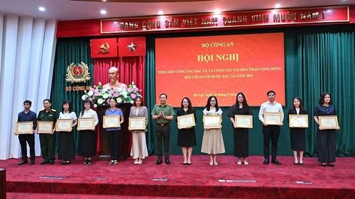 Thứ trưởng Lê Văn Tuyến trao Bằng khen của Bộ Công an tặng các tập thể, cá nhân có thành tích xuất sắc. (Ảnh: PHƯƠNG ANH)