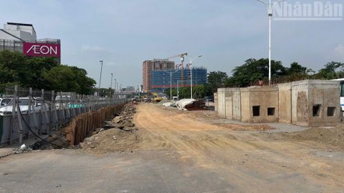 Những ngày giữa tháng 8, trên công trường dự án hầm chui Cổ Linh (Hà Nội), không khí thi công diễn ra khẩn trương. Nhiều mũi thi công được tổ chức đồng thời, tập trung vào các hạng mục kết cấu hầm, đường dẫn và hệ thống hạ tầng kỹ thuật.