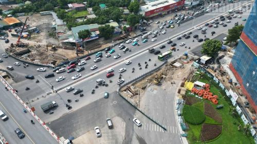 Một phần diện tích đường Đàm Quang Trung được rào chắn lại để thi công đường dẫn xuống hầm, phần mặt đường còn lại vẫn được duy trì bảo đảm cho phương tiện lưu thông.