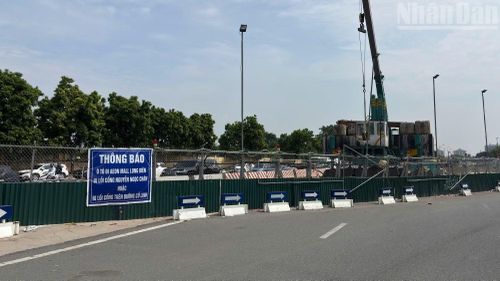  Tại khu vực trung tâm nút giao, mặt bằng được quây rào để phục vụ thi công﻿. Bên trong công trường, các đơn vị triển khai đào hầm, lắp đặt hệ thống kỹ thuật ngầm và từng bước hoàn thiện các hạng mục chính. 