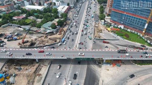 Hầm chui có tổng chiều dài khoảng 600m, quy mô 6 làn xe. Trong đó, đoạn hầm kín dài khoảng 100m, hầm hở khoảng 260m, phần tường chắn và gờ chắn bánh khoảng 240m.