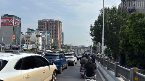Đây là khu vực có mật độ phương tiện lớn, đặc biệt vào giờ cao điểm. Lưu lượng ô-tô, xe máy từ đường Đàm Quang Trung, đường Cổ Linh và hướng lên, xuống cầu Vĩnh Tuy thường xuyên tập trung, gây ùn ứ cục bộ.