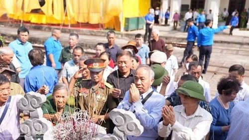 Thân nhân liệt sĩ, người dân địa phương dâng hương tưởng niệm các Anh hùng liệt sĩ. (Ảnh: HỒNG NĂM)