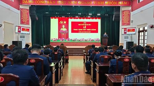 Quang cảnh Lễ trao tặng huy hiệu Đảng. (Ảnh: Vùng Cảnh sát biển 2)