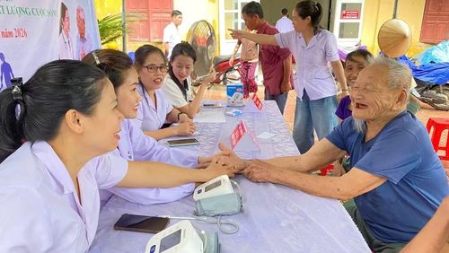 Người dân xã Hương Phố được tư vấn tận tình, khám sức khỏe miễn phí tại chương trình.