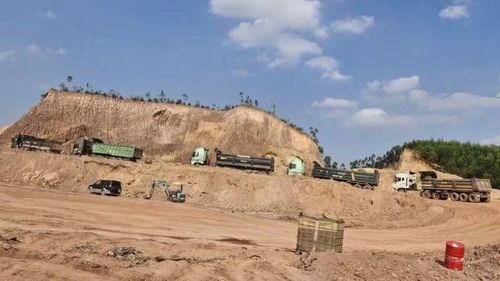 Khai thác đất san lấp tại Bắc Giang. (Ảnh minh họa: Tuệ Lâm)