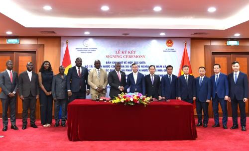 Hai Bộ trưởng cùng đại biểu hai nước tại Lễ ký Bản ghi nhớ hợp tác giữa Bộ Tài chính Việt Nam và Bộ Kế hoạch, Hợp tác quốc tế và Phát triển Cộng hòa Ghi-nê. (Ảnh: Bộ Tài chính)