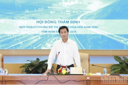 Thứ trưởng Xây dựng Nguyễn Tường Văn phát biểu tại hội nghị thẩm định Quy hoạch chung đô thị Khánh Hòa đến năm 2050, tầm nhìn đến năm 2075.