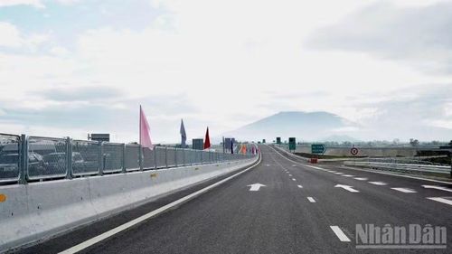 Cao tốc Khánh Hòa-Buôn Ma Thuột là tuyến đường giao thông chiến lược quan trọng, kết nối vùng Duyên hải Nam Trung Bộ với Tây Nguyên.