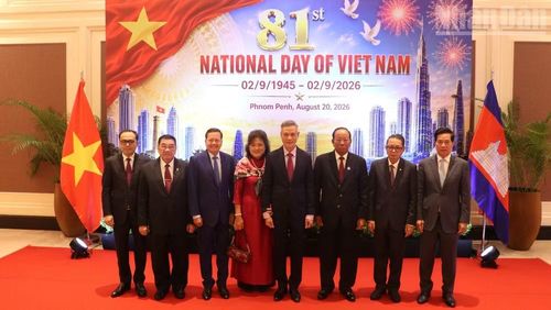 Đại sứ Nguyễn Minh Vũ cùng phu nhân chụp ảnh lưu niệm với các khách mời tại sự kiện. (Ảnh: HUY VŨ)