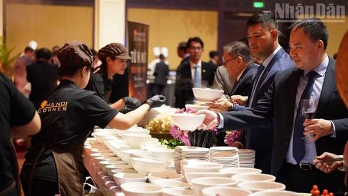 Đông đảo khách mời xếp hàng chờ thưởng thức món phở Việt Nam tại lễ kỷ niệm. (Ảnh: ĐINH TRƯỜNG)
