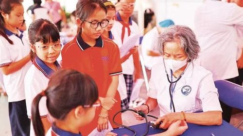 Trạm Y tế phường Yên Hòa khám sức khỏe miễn phí cho học sinh Trường tiểu học Nguyễn Siêu.