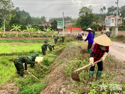 Cán bộ, chiến sĩ Lữ đoàn Phòng không 673 cùng nhân dân thôn Tân Hưng 3, xã Lạng Giang, tỉnh Bắc Ninh dọn dẹp vệ sinh môi trường.