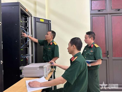 Cán bộ Phòng Kỹ thuật Vô tuyến điện đo kiểm tra chỉ tiêu kỹ thuật máy sau khi lắp đặt.