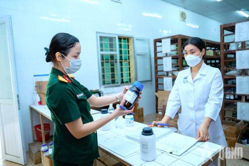 Nhân viên Phòng Trang bị vật tư kiểm kê hóa chất định kỳ.