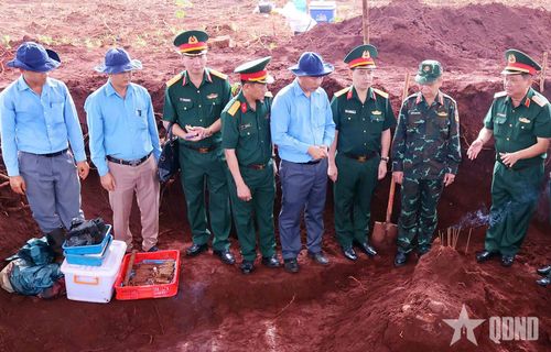  Đại diện lãnh đạo Quân khu 7 kiểm tra công tác tìm kiếm, quy tập hài cốt liệt sĩ tại xã Minh Đức (TP Đồng Nai). Ảnh: NGUYỆT HÀ 