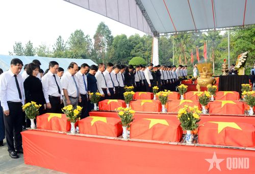 Lãnh đạo và nhân dân TP Đồng Nai tri ân các anh hùng liệt sĩ tại Lễ viếng, truy điệu, an táng 29 hài cốt liệt sĩ tại Nghĩa trang Liệt sĩ Bình Phước. Ảnh: LÊ TIẾN BIN