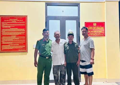 Cựu chiến binh Nguyễn Ngọc Long (áo sơ mi trắng) được Công an phường Đồng Hới (tỉnh Quảng Trị) hỗ trợ liên hệ với gia đình và thực hiện các biện pháp cần thiết để ông trở về đoàn tụ cùng người thân. Ảnh: congan.quangtri.gov.vn