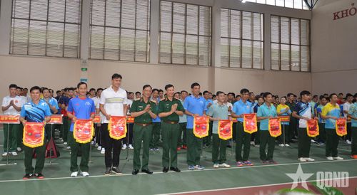 Ban tổ chức trao Cờ lưu niệm tặng các đoàn tham gia giải đấu.