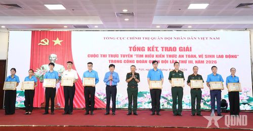 Thượng tướng Lê Quang Minh và đồng chí Nguyễn Xuân Hùng trao Bằng khen tặng các cá nhân đạt giải Xuất sắc, Nhất, Nhì.