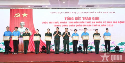 Thiếu tướng Vũ Văn Cường, Phó chính ủy Tổng cục Hậu cần - Kỹ thuật và Thiếu tướng Nguyễn Đức Tăng, Phó chính ủy Tổng cục Công nghiệp Quốc phòng trao Bằng khen tặng các cá nhân đạt giải Ba.